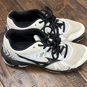 Mizuno Black and White Running Shoes